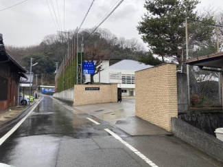 松山市立湯山中学校まで761m