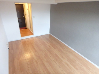 広くて明るい寝室