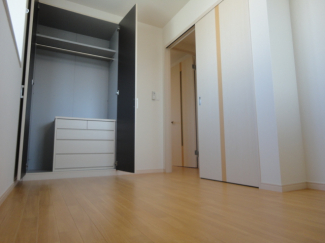 洋室(収納家具付き)