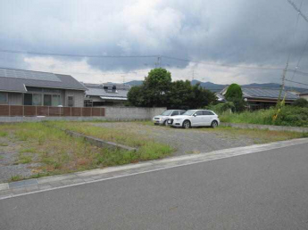 東温市志津川南１丁目の駐車場の画像