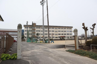 西条市立氷見小学校まで292m