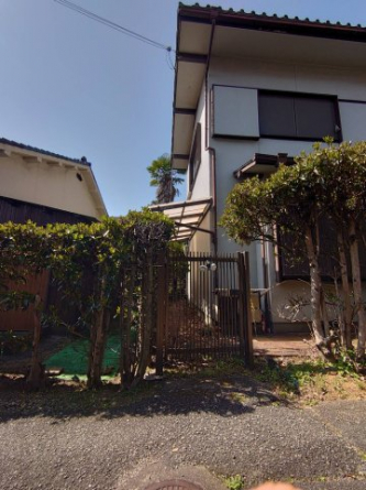 生垣の切れ目から右側が本物件です