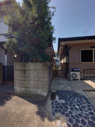 コンクリートブロック塀から左側が本物件です