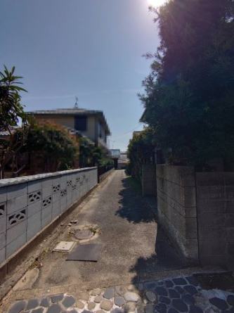 現在、私道（持分１／３）の幅員は２．５ｍですが再建築時には通路の反対側（左側のブロック塀）から４ｍ後退して空地を確保する必要があります