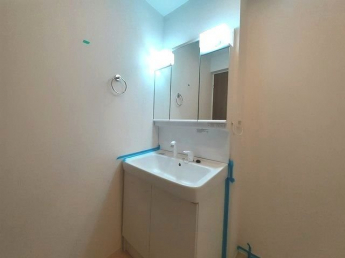 ゆったりとスペースのある洗面所