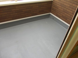 暖かな日差しのふりそそぐバルコニー