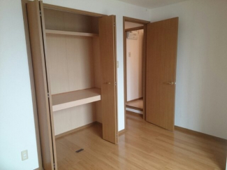 明るい色調の室内です