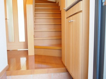 収納もある玄関です