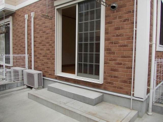 暖かな日差しのふりそそぐバルコニー