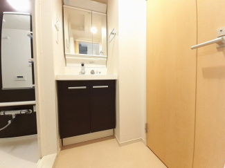 ゆったりとスペースのある洗面所
