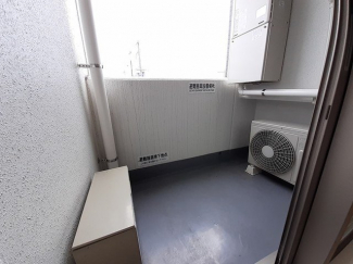 暖かな日差しのふりそそぐバルコニー