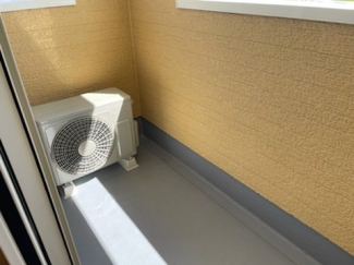 暖かな日差しのふりそそぐバルコニー