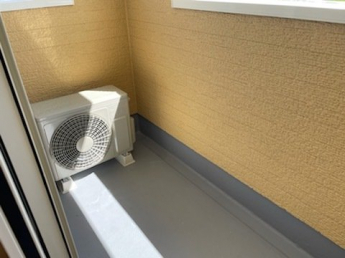 暖かな日差しのふりそそぐバルコニー