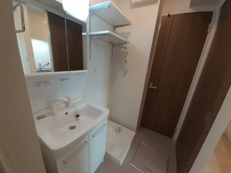 ゆったりとスペースのある洗面所