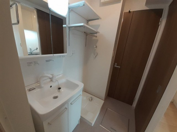 ゆったりとスペースのある洗面所