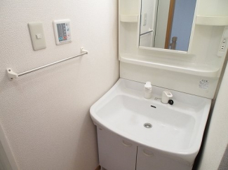 明るい洗面所です