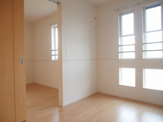 明るい色調の室内です