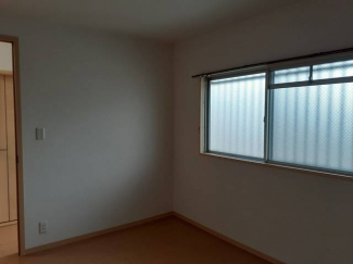 明るい色調の室内です