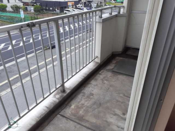 暖かな日差しのふりそそぐバルコニー