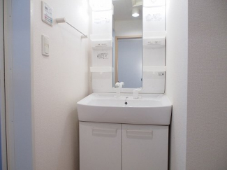 明るい洗面所です