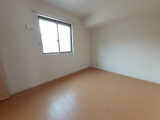 明るい色調の室内です