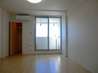 明るい色調の室内です