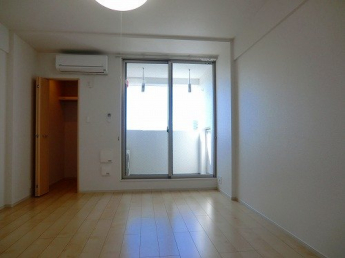 明るい色調の室内です