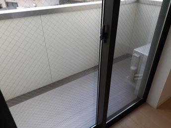 開放的で明るい空間を演出してくれるバルコニーです