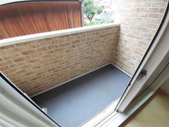 暖かな日差しのふりそそぐバルコニー