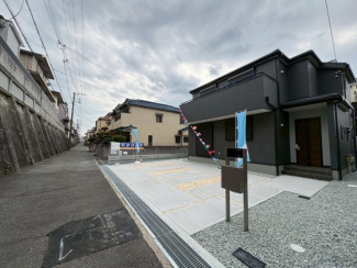 前面道路含む現地写真です