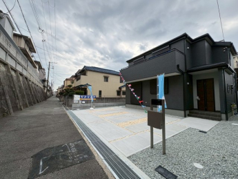 前面道路含む現地写真です