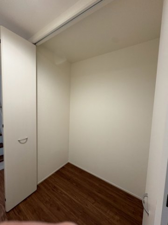 使い勝手のいい洋室です