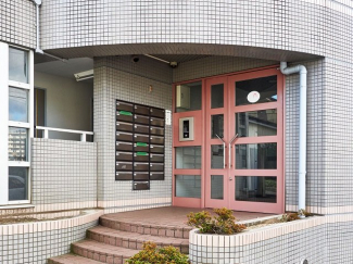 エントランスドアはオートロックです