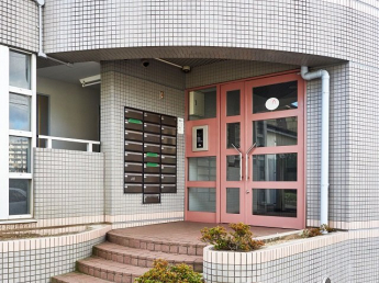 エントランスドアはオートロックです