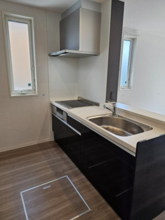 IHコンロのシステムキッチン！小窓もありますよ