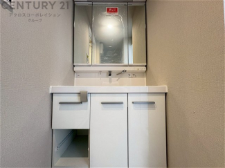 化粧品や洗顔料、歯ブラシなどの必需品をまとめて置ける収納スペースがあり、使用するたびに取り出す手間が省けます。また、水回りのため、濡れても大丈夫な素材が使用されており、お手入れが簡単です。