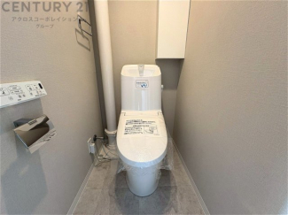 温水洗浄便座付トイレは温水洗浄機能により、暖かい水でおしりを洗浄することができ、冷たい水を使う従来の便座に比べ、温水洗浄機能で暖かいトイレを提供し、快適な使用を可能にします。