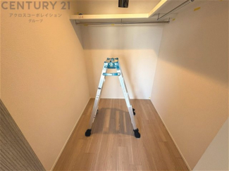 収納力が高く洋服や小物を整理しやすく、更衣室のように使え、部屋がすっきり保てます。収納の配置を自由に調整でき、換気性が良く防湿・防虫対策も可能。快適で機能的な生活空間を実現できます♪