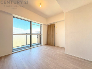 明るい色合いのフローリングとクロスを使用した洋室は家具やインテリアとも調和しやすく空間が広く感じられ開放感を生み出します。自然光を効果的に反射し、室内を明るく保つため、日中の照明使用を抑えられます。