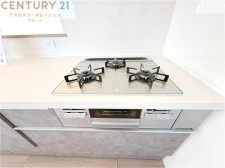 多数の調理器具を同時に使用でき、料理の効率化が可能。省エネで節約になり、様々な料理スタイルに適応できます。また、火力調整が独立しており、手入れや掃除もしやすく、今よりもっとお料理が楽しくなるかも。