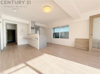 キッチン前のダイニングスペース　カウンターキッチンから料理の受け渡し等に便利です。ダイニングセットを置いても十分な広さを確保。