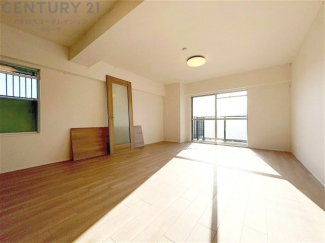 キッチン前のダイニングスペース　カウンターキッチンから料理の受け渡し等に便利です。ダイニングセットを置いても十分な広さを確保。