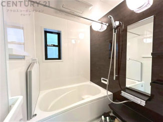 ユニットバスは省スペースでありながら、シンプルな設計と使いやすさを備え、簡便なメンテナンスが可能です。またミラー・小物置き場もあり便利です。