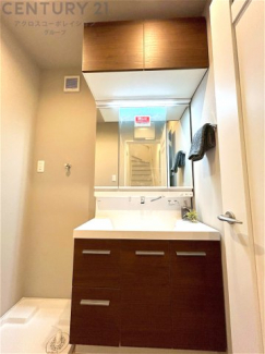 化粧品や洗顔料、歯ブラシなどの必需品をまとめて置ける収納スペースがあり、使用するたびに取り出す手間が省けます。また、水回りのため、濡れても大丈夫な素材が使用されており、お手入れが簡単です。