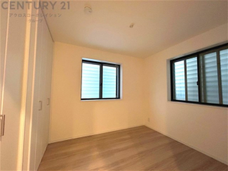 明るい色合いのフローリングとクロスを使用した洋室は家具やインテリアとも調和しやすく空間が広く感じられ開放感を生み出します。自然光を効果的に反射し、室内を明るく保つため、日中の照明使用を抑えられます。