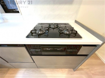 多数の調理器具を同時に使用でき、料理の効率化が可能。省エネで節約になり、様々な料理スタイルに適応できます。また、火力調整が独立しており、手入れや掃除もしやすく、今よりもっとお料理が楽しくなるかも。