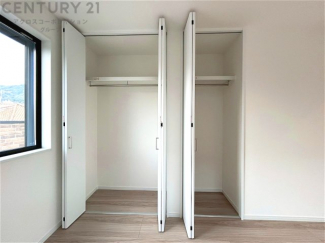 衣類やアクセサリー、小物類の収納が便利で整理整頓がしやすく、部屋の美観を保ちつつ、スペースを最大限に活用できます。衣服のしわやダメージを防ぎ、長持ちさせることができます。