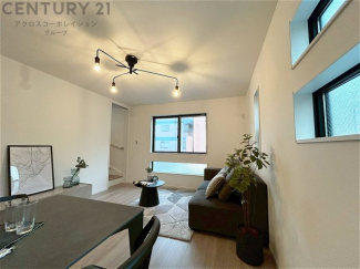 リビング階段設計となっており、家族皆様が自然とリビングスペースに集まります。大きな窓が設置されており、明るい日差しが入ります。リビングセットを置いても十分な広さが確保されています。
