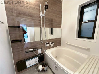 ユニットバスは省スペースでありながら、シンプルな設計と使いやすさを備え、簡便なメンテナンスが可能です。窓付きで換気にも便利です。またミラー・小物置き場もあり便利です。
