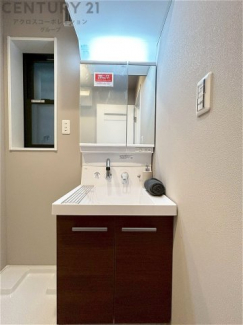 化粧品や洗顔料、歯ブラシなどの必需品をまとめて置ける収納スペースがあり、使用するたびに取り出す手間が省けます。また、水回りのため、濡れても大丈夫な素材が使用されており、お手入れが簡単です。
